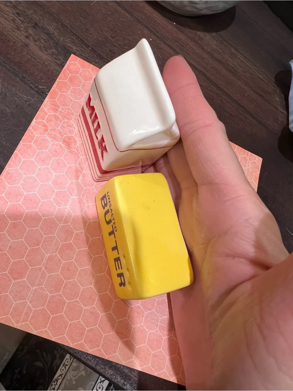 NWT Milk & Butter Adorable Set! Ceramic Set salt n’ pepa shakers